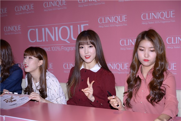 Clinique举办签名会 GFriend集体清纯亮相