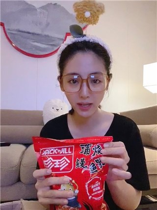 邢菲化身深夜零食种草机 被粉丝调侃小卖部开张