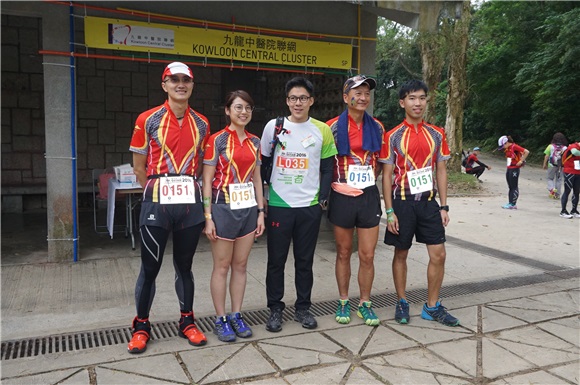 霍启刚与郭晶晶出席一年一度毅行者活动