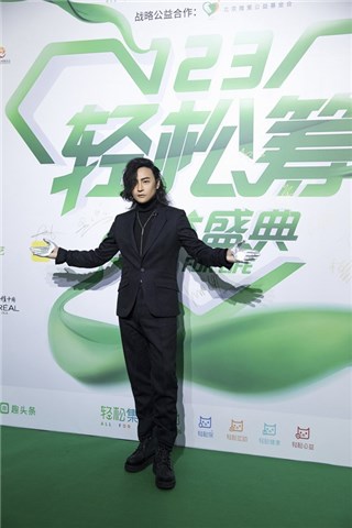 陈志朋助力公益盛典  回归简约绅士风传递正能量