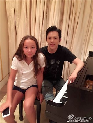 李云迪看秀好友相聚 亲授邓文迪小女儿弹钢琴