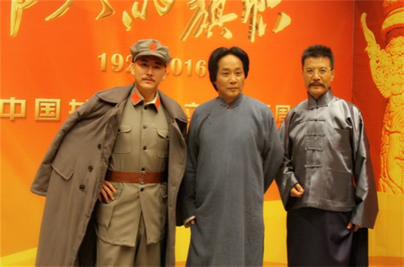 刘小锋亮相七一晚会 致敬胜利「伟大旗帜」