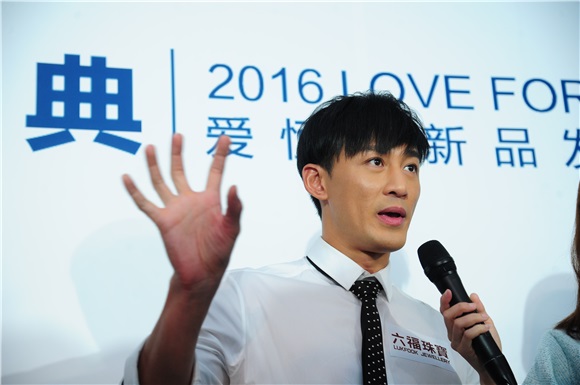 林峰白衬衫黑领带经典搭配 亲自为粉丝带项链不怕被「撩」