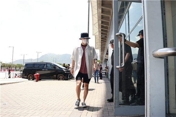 韩团XEO成员离港 粉丝热情道别