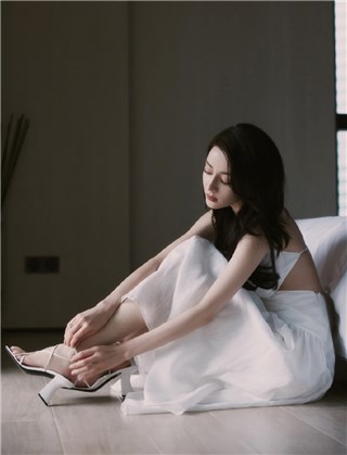 迪丽热巴白色绑带露背连衣裙美貌封神 长发微卷蝴蝶背美哭了