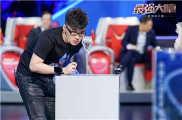 栾雨仔细观察叠纸