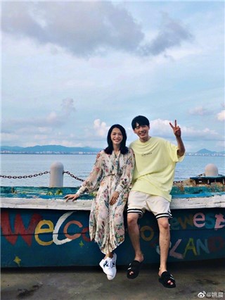 相差12岁也有CP感！姚晨晒与白宇海边合照 印花长裙对镜甜笑