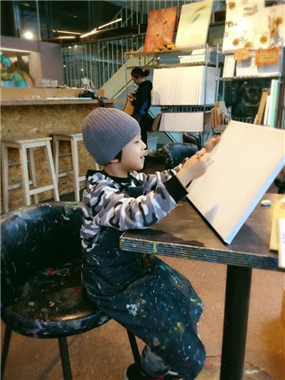 周杰伦全身包紧紧教宇恩画画 网友也好想拜他为师