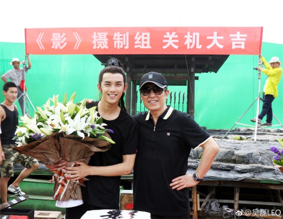 (文化anna)吴磊与大导张艺谋《影》 电影正式杀青