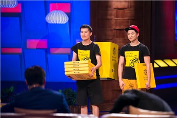 郭进波带着盒子上台展示
