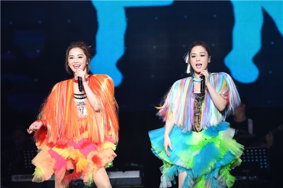 Twins上海演唱会万人大合唱 粉红闺蜜装仙女下凡