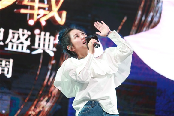 何洁着露肩装性感优雅 开怀大笑一秒破功