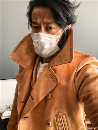 谭凯晒戴口罩照片 祝愿早日春暖花开