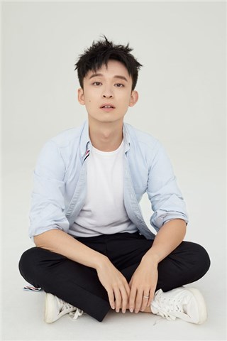 董子健生日写真曝光 新剧颠覆形象变焦糖馒头