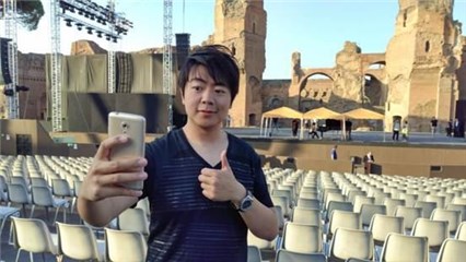郎朗在演奏会现场使用中兴天机7手机自拍