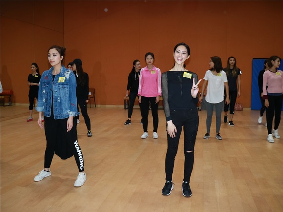 黄智雯、陈凯琳等在公司三楼出席TVB《万千星辉贺台庆舞蹈排练》探班