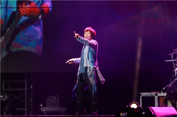 五月天举办演唱会 要粉丝「全垒打」