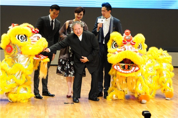 成龙助阵洪金宝工作室开幕两王相会 彭于晏为义父站台活泼耍宝秒变「迷弟」