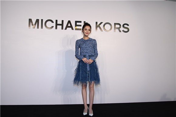 奚梦瑶、古力娜扎出席Michael Kors庆典活动 杨幂长袖波点衫配黑色挎包时尚可爱