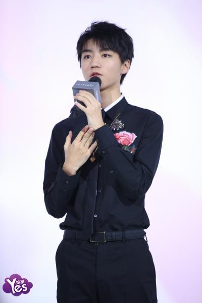 〈Yes 北京现场〉王俊凯全黑亮相变身玫瑰王子 暖笑卖萌尽显少年可爱本性