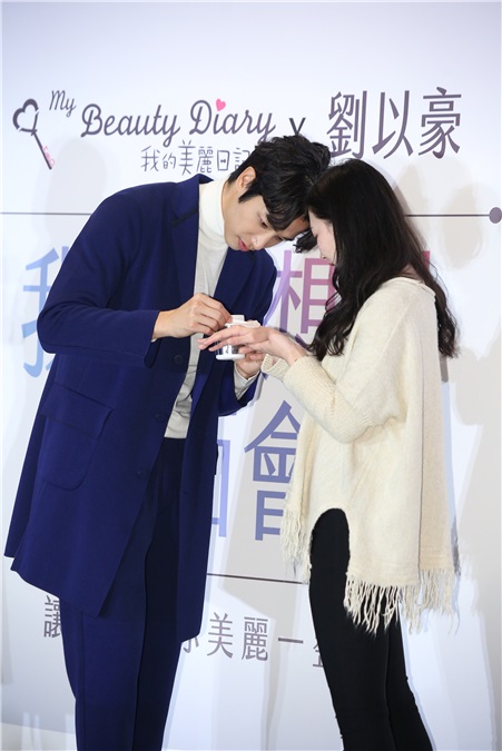 刘以豪出席面膜品牌见面会与粉丝提前跨年欢聚