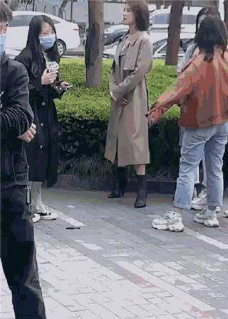 路人镜头下的高圆圆  仅用鞋高跟戳地玩高难度