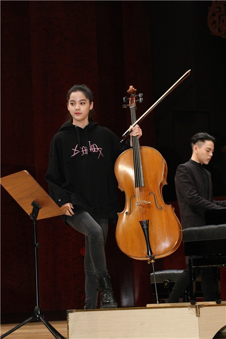 欧阳娜娜、江天霖出演214相信爱音乐演奏会