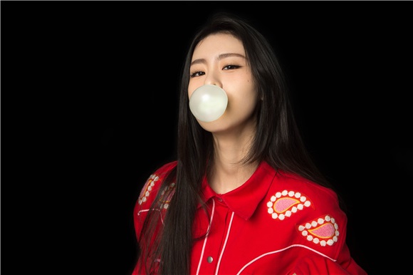 张碧晨《自饰者》:透视「进击女帝」的音乐底色