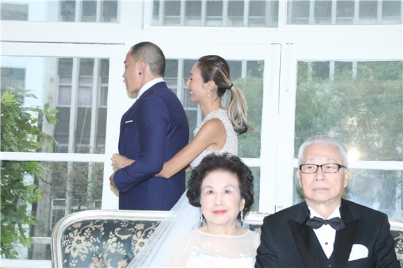 何润东与老婆和爸妈一起拍摄结婚周年纪念照