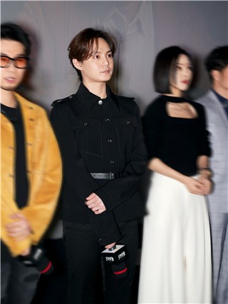 尹正出席电影《扬名立万》首映礼，蝎子辫造型尽显时尚风致