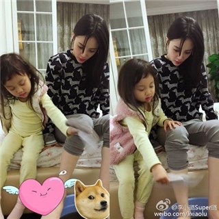 接地气！李小璐与女儿的温馨日常 甜馨贴心为妈妈泡脚