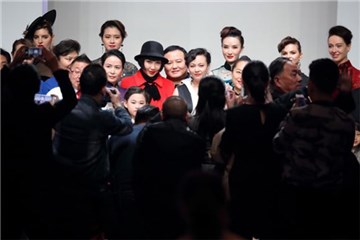 苏西与龚航宇及模特们合影