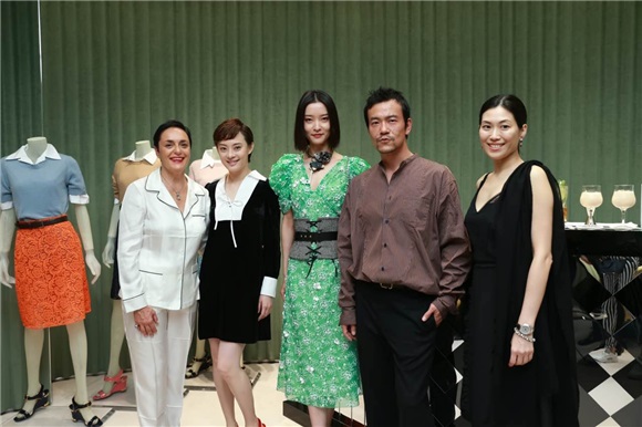 孙俪黑白礼服惊艳亮相 造型优雅细长腿抢镜
