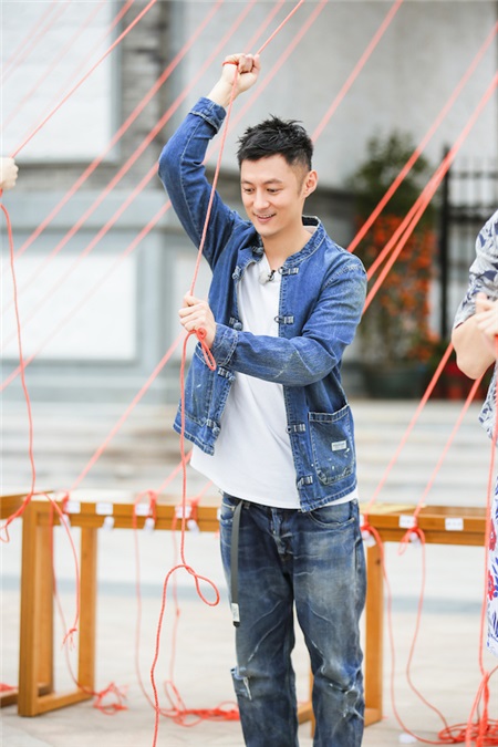 余文乐《24小时》弃型男包袱 穿东北大花袄扭秧歌