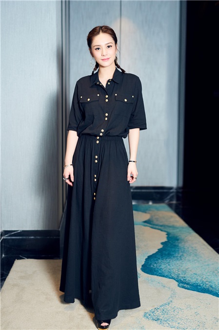 阿娇暖春写真清丽上线 麻花辫甜美出镜尽展青春元气