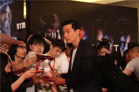 宝拉-帕顿亮相《魔兽:崛起》北京发布会 吴彦祖大放福利与女粉丝贴面自拍