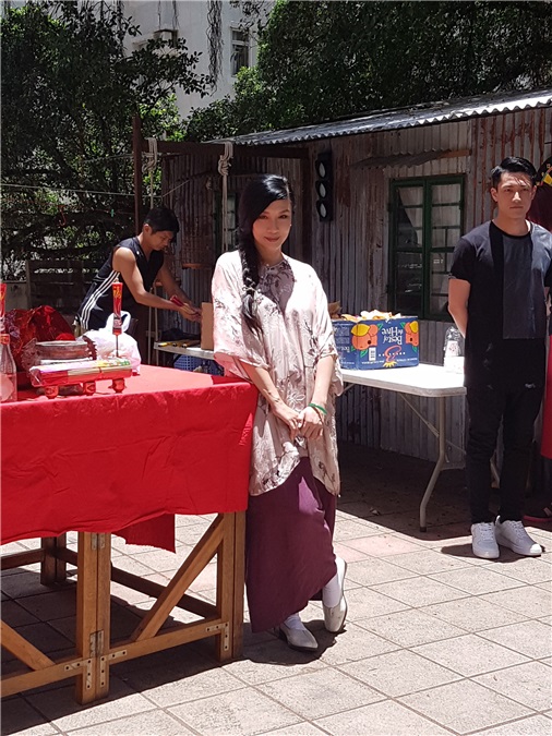 万梓良、吴家丽、张继聪、白只等电影《》今晚打丧尸》举行开镜拜神仪式