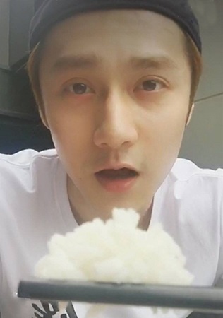 蒋劲夫直播吃饭萌翻众人 粉丝:你要对我负责