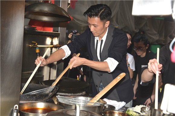 谢霆锋、郑容和、卫诗雅出席电影《决战食神》牛河义炒筹款活动