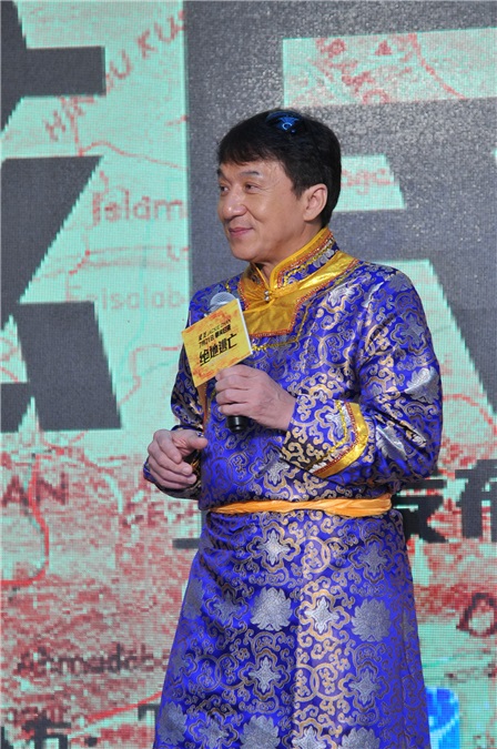成龙《绝地逃亡》发布会「最炫民族风」跳舞卖萌 范冰冰变身「最美苗族小妹」