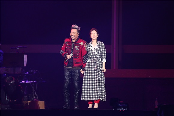 郑中基举办PLAY IT AGAIN世界巡回演唱会