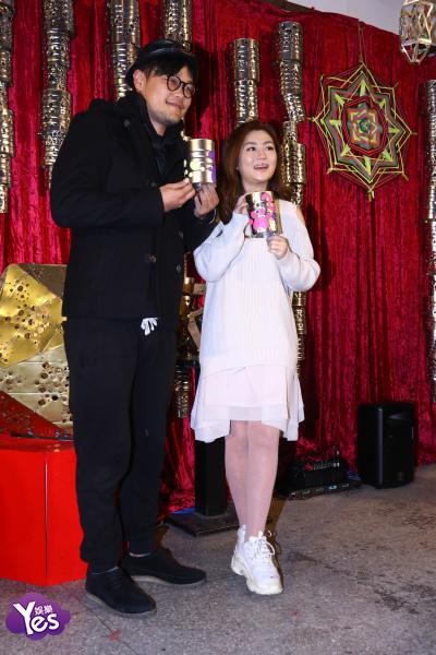 Selina与小朋友手一起作铁罐花灯 透露下半年或将出新专辑