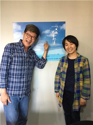 名导虞戡平(左)多次感动落泪,竖指力荐《 只有大海知道》是「当代最好看的电影」(右为导演崔永辉)
