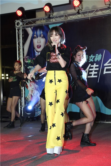 孟佳出席媒体见面会