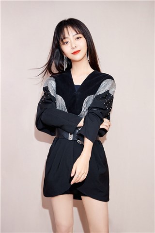 谭松韵出席活动  璀璨星辰装闪耀初冬