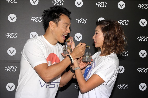 李咏娴、艾力克斯烹调加州美食