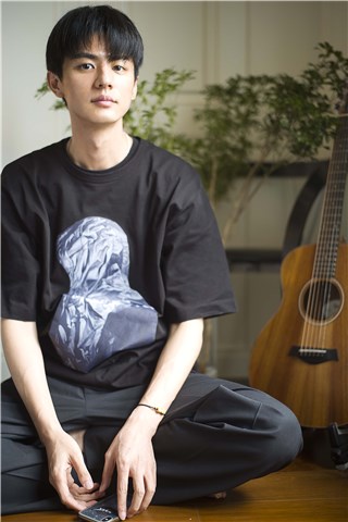 暖男上线！刘畅女神节送自制花器  开启木匠技能