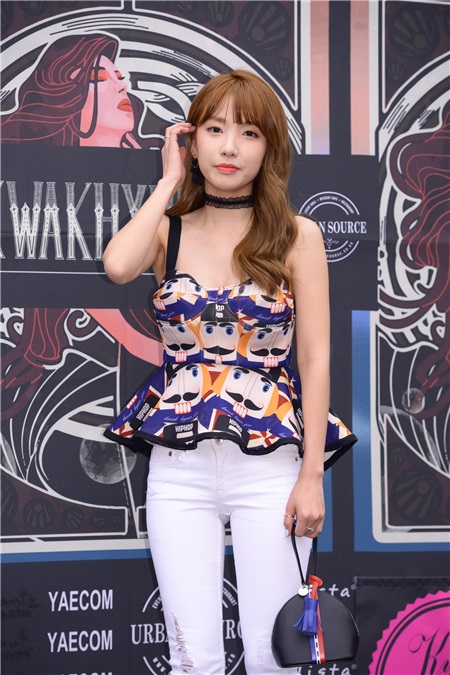 智淑、高佑丽、赵贤荣CLARA、Lizzy等出席设计师Kwak Hyunju时装秀