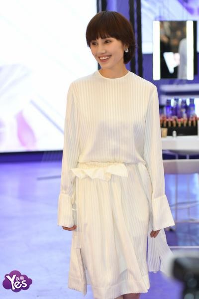 〈Yes 上海现场〉袁泉白裙现身笑容温婉 利落短发增添满满青春气息