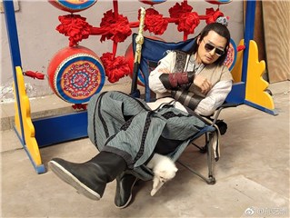 孙艺洲戴墨镜